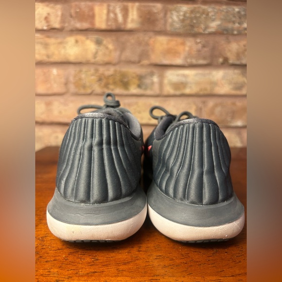 Nike Gray and Pink Athletic Shoes GUC 7 - Picture 5 of 8